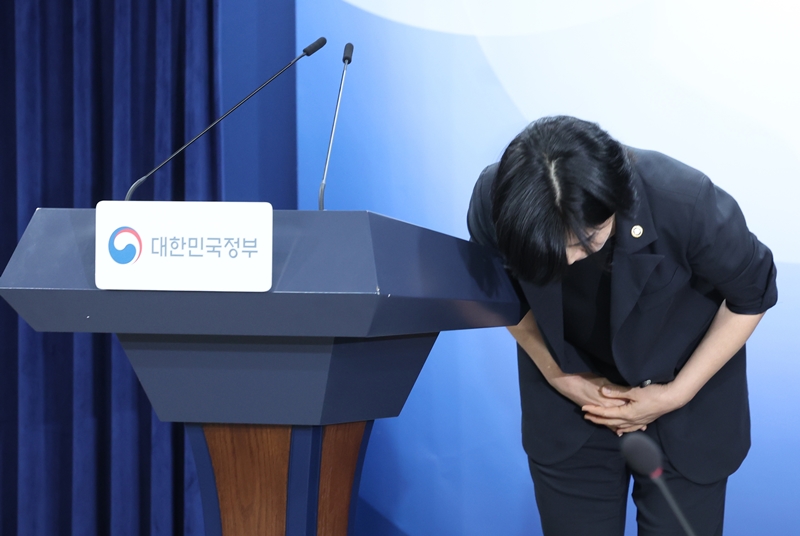 현수엽 보건복지부 1차관은 2일 정부서울청사에서 진행된 '아동학대 예방 및 대응 보완 대책' 브리핑에서 "아동 학대예방과 보호를 담당하는 주무부처 차관으로서 천안 아동 사건에 대해 무거운 책임감을 느끼며 국민 여러분께 심려를 끼쳐드린 점 깊이 사과드린다"고 말하며 고개를 숙였다. / 뉴시스