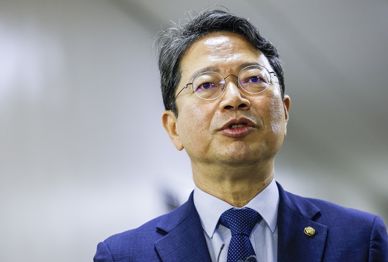 김승원 법무부장관 후보자가 지난달 31일 서울 여의도 국회에서 열린 법사위제438회국회(임시회) 제1차 법안심사제1소위원회에 참석하기에 앞서 지명 소감을 밝히고 있다. / 뉴시스