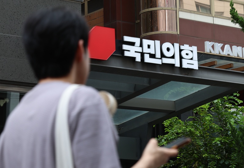 국민의힘 중앙윤리위원회가 지난달 자당 의원 4인에 대해 ‘당원권 정지’ 징계 처분 결정을 내린 가운데, 재심 신청 마감일이 하루 앞으로 다가왔다. 이 중에는 재심을 신청해 징계 수위를 다시 다투려는 의원이 있는 반면, 재심을 포기하고 정치적 해결을 택한 의원도 있다. / 뉴시스