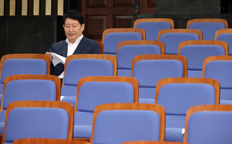 권영진 의원은 2일 채널A 라디오쇼 ‘정치시그널’에 출연해 자신에게 내려진 징계 처분에 대해 “공정하고 합당한 징계가 아닌, 장동혁 대표에게 쓴소리했던 것에 대한 정치 보복성 징계”라며 윤리위에 재심을 신청하겠다고 밝혔다. / 뉴시스