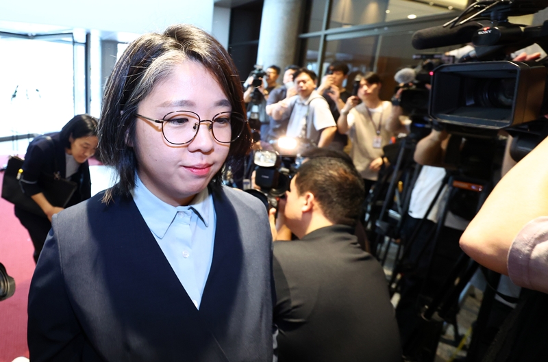 기본소득당 소속인 용혜인 성평등가족부 장관 후보자는 자신을 둘러싼 ‘장관-비례대표 의원 겸직’ 논란에 대해 사실상 정면돌파를 택했다. 사진은 용 후보자가 2일 서울 서대문구 한국청소년활동진흥원에 마련된 인사청문 준비 사무실로 첫 출근하고 있는 모습. / 뉴시스