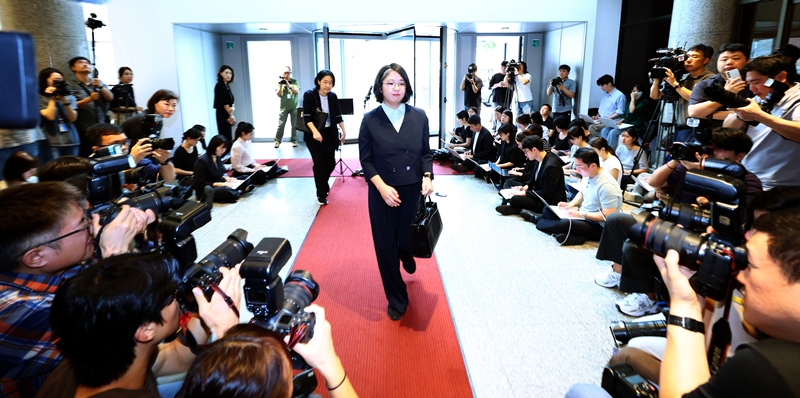 용혜인 성평등가족부 장관 후보자를 둘러싼 ‘장관-비례대표 의원 겸직’ 논란이 확산하면서, 더불어민주당 내에선 용 후보자의 결단을 촉구하는 목소리가 분출하고 있다. 사진은 용 후보자가 2일 서울 서대문구 한국청소년활동진흥원에 마련된 인사청문 준비 사무실로 첫 출근하고 있는 모습. / 뉴시스