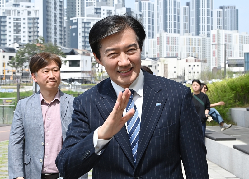 조국 조국혁신당 혁신정책연구원장이 지난 4월 19일 경기 평택시 고덕동 함박산 중앙공원에서 6·3 평택을 국회의원 재선거 출마 기자회견장으로 이동하고 있다. / 뉴시스