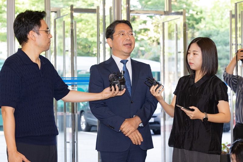 김승원 법무부 장관 후보자가 3일 오전 서울 종로구 적선현대빌딩에 마련된 인사청문 준비 사무실로 출근하며 취재진과 질의응답을 하고 있다. / 뉴시스