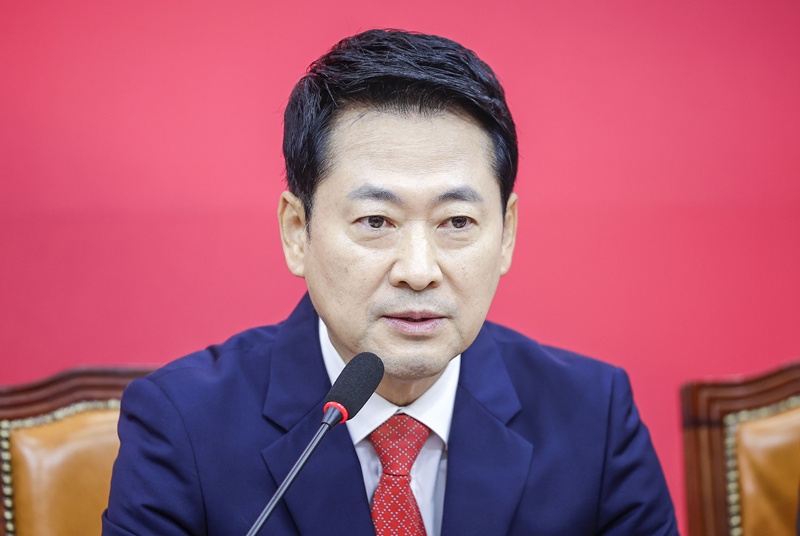 장동혁 국민의힘 대표는 김승원 법무부장관 후보자와 용혜인 성평등가족부장관 후보자 모두 자질과 도덕성에 문제가 있다며, 이번 개각 자체가 국민에게 낙제점을 받았다고 비판하고 나섰다. / 뉴시스