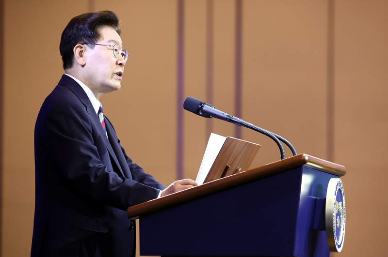 이재명 대통령이 지난 2일 인천 인스파이어 리조트에서 열린 제22기 민주평통 미주지역 회의 평화공존 정책 대화에서 격려사를 하고 있다. / 뉴시스