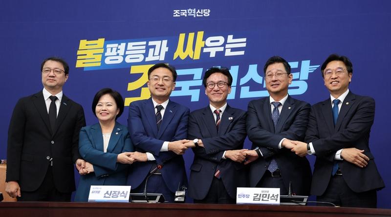 신장식 조국혁신당 대표가 24일 서울 여의도 국회에서 김민석 더불어민주당 대표를 접견하며 참석자들과 기념촬영을 하고 있다. 2026.08.24. bjko@newsis.com