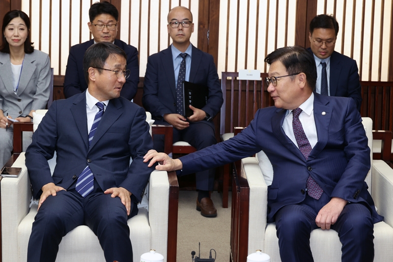 여야가 이른바 ‘레임덕 공방’을 주고받았다. 사진은 한병도 더불어민주당 원내대표(왼쪽)와 정점식 국민의힘 원내대표가 지난 1일 국회의장접견실에서 정기국회 개회식에 앞서 환담을 하고 있는 모습. / 뉴시스