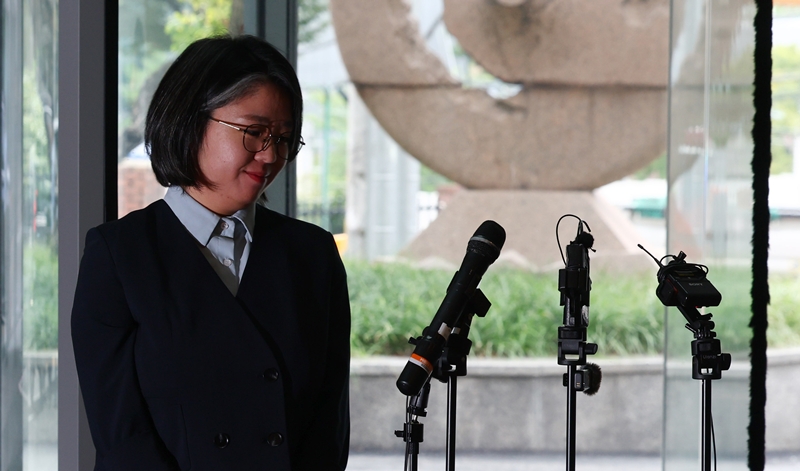 용혜인 성평등가족부 장관 후보자가 2일 서울 서대문구 한국청소년활동진흥원에 마련된 인사청문 준비 사무실로 첫 출근하고 있다. /뉴시스 
