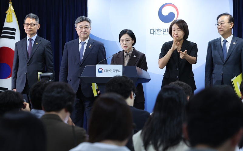 한성숙 국무총리·윤호중 행정안전부 장관·김윤덕 국토교통부 장관·허장 재정경제부 2차관이 3일 오전 서울 종로구 정부서울청사에서 행정·공공기관 이전 및 공공기관 기능개혁 관련 기자회견을 하고 있다. / 뉴시스