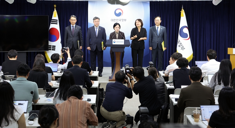 한성숙 국무총리·윤호중 행정안전부 장관·김윤덕 국토교통부 장관·허장 재정경제부 2차관이 3일 오전 서울 종로구 정부서울청사에서 행정·공공기관 이전 및 공공기관 기능개혁 관련 기자회견을 하고 있다. / 뉴시스