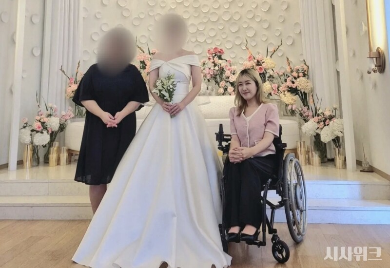 결혼식에 하객으로 참석하면서 신부대기실과 관련해 곤란한 상황을 겪곤 했던 김혜미 씨는 이를 예식장을 선택하는데 있어 중요한 요소로 고려했다. 사진은 김혜미 씨가 하객으로 참석한 결혼식의 신부대기실에서 계단으로 인해 신부가 아래로 내려와 기념사진을 남긴 모습이다. / 김혜미 씨 제공
