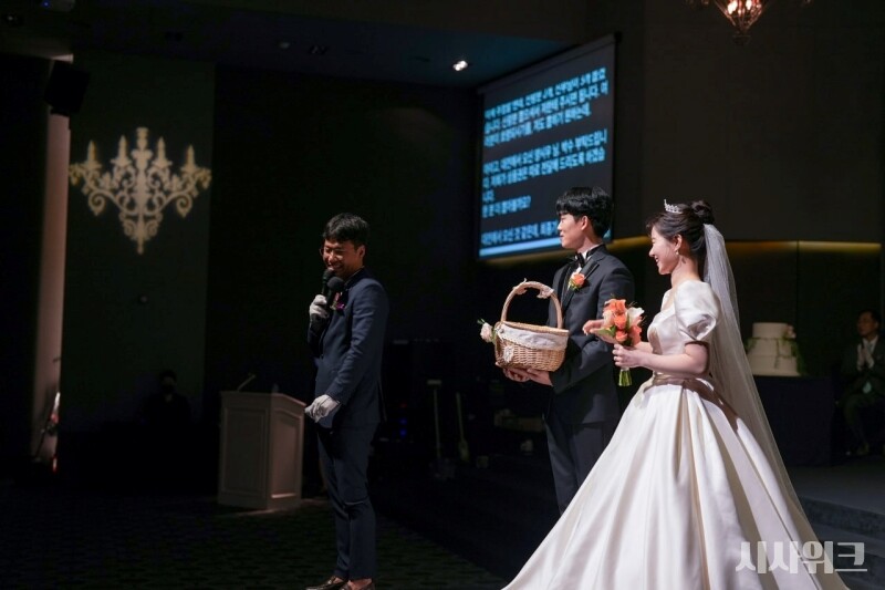 평소 결혼식에 하객으로 참석할 때면 소리가 울려 결혼식 진행 내용을 이해하기 어려웠던 청각장애인 부부 공다영 씨 부부는 예식장 내 대형 스크린을 활용해 실시간 문자통역을 마련했다. / 공다영 씨 제공