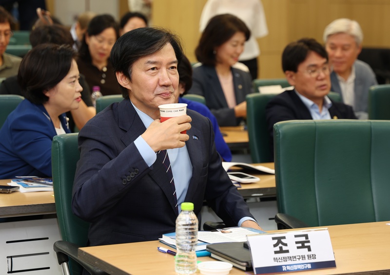 조국 조국혁신당 혁신정책연구원장이 이재명 대통령의 임기 후 유죄 가능성을 언급한 데 이어 자신을 비판한 민주당 의원들을 향해 “오물을 투척한다”고 맞서면서 발언 수위를 높이고 있다. / 뉴시스