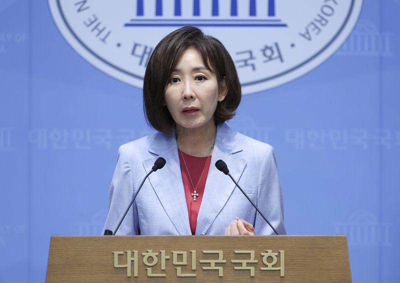 나경원 의원은 지난 1일 ‘정치자금법 일부개정법률안’을 대표발의한다고 밝혔다. 개정안은 비례위성정당을 통해 당선된 국회의원이 이후 입당·복당·합당 등의 방식으로 특정 정당에 소속될 경우, 해당 정당을 국고보조금 정액 배분 대상에서 제외하는 내용을 골자로 한다. / 뉴시스