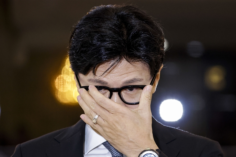 한동훈 무소속 의원이 지난 3일 서울 여의도 국회 로텐더홀에서 김승원 법무부장관 후보자 의혹과 관련해 백브리핑을 하고 있다. / 뉴시스