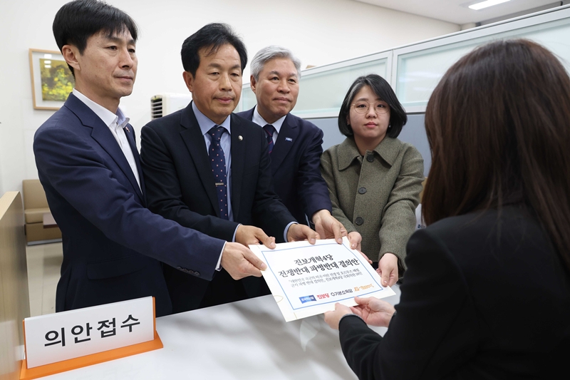개혁진보 4당(혁신당·진보당·기본소득당·사회민주당)은 지난 3월 20일 중동 분쟁 지역에 대한 국군 파병 및 군사 개입을 반대하는 ‘대한민국 국군의 미국-이란 전쟁 및 호르무즈 해협 군사 파병 반대 결의안’을 공동 발의했다. / 뉴시스