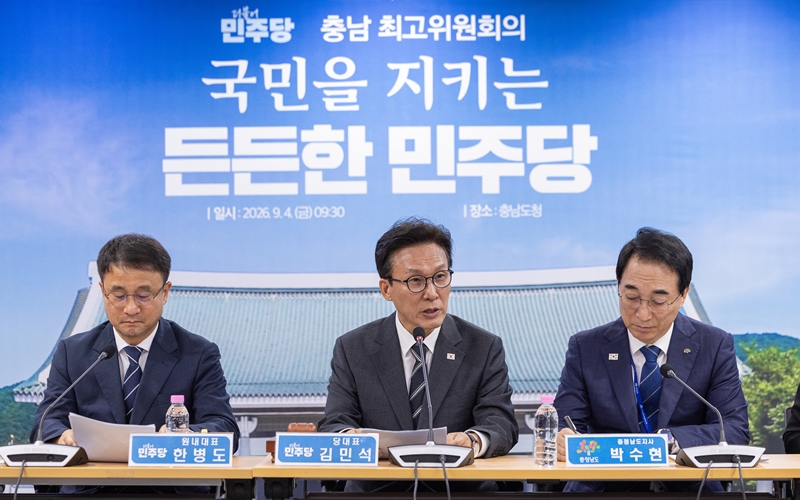 더불어민주당이 김승원 법무부 장관 후보자의 경우 당 차원에서 ‘전담 대응팀’까지 구성하며 총력 방어에 나선 가운데, 용혜인 성평등가족부 장관 후보자에 대해선 엄호하는 목소리를 찾아보기 힘든 상황이다. 사진은 김민석 대표가 지난 4일 충남도청 상황실에서 열린 최고위원회의에서 발언하고 있는 모습. / 뉴시스