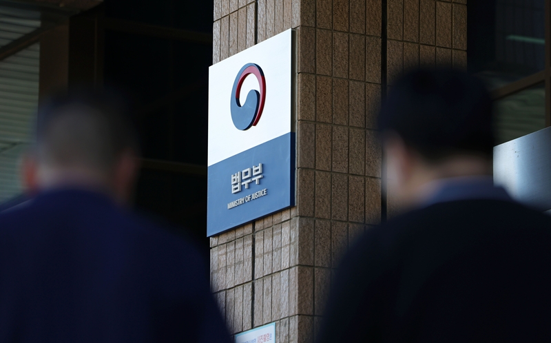 법무부는 검사 인력 동결에 관해 정원을 3분의 1 이상 감축할 때 민생 사건 신속･충실 처리에 인력이 부족하다는 점을 이유로 들고 있다. / 뉴시스