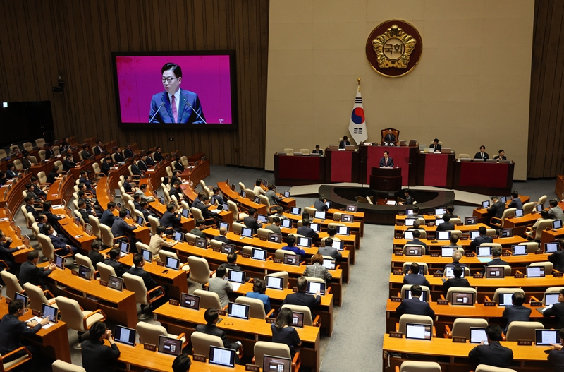 정부가 편성한 내년도 예산안과 관련해 최대 쟁점은 이번에 신설되는 ‘미래대응기금’이 될 전망이다. 당장 야권은 미래대응기금에 대해 ‘정부의 쌈짓돈’이라며 날을 세우고 있기 때문이다. 시잔은 정점식 국민의힘 원내대표가 8일 국회에서 열린 본회의에서 국정에 관한 교섭단체 대표연설을 하고 있는 모습. / 뉴시스
