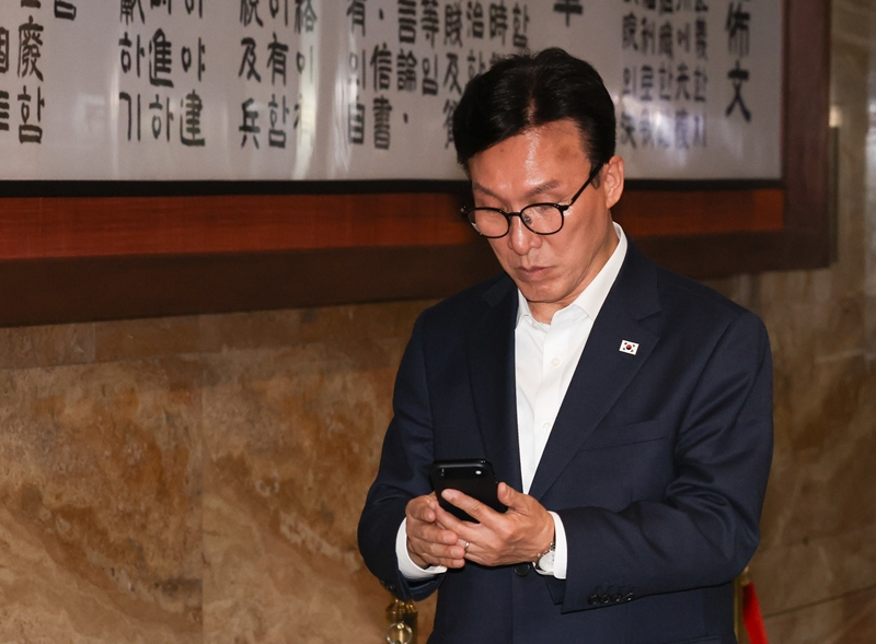 더불어민주당이 다시 개헌을 추진하고 있다. 사진은 김민석 대표가 9일 국회에서 본회의장을 나서고 있는 모습. / 뉴시스