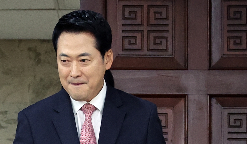 더불어민주당이 개헌을 다시 추진하는 가운데, 국민의힘은 이재명 대통령의 ‘연임 불가 선언’ 없이는 개헌 논의에 나서지 않겠다는 입장을 고수하고 있다. 사진은 장동혁 국민의힘 대표가 9일 국회에서 열린 토론회에 입장하고 있는 모습. / 뉴시스