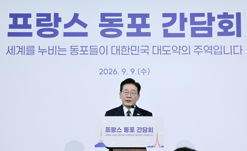이재명 대통령이 8일(현지시간) 프랑스 파리의 한 호텔에서 열린 동포 오찬 간담회에서 인사말을 하고 있다. / 뉴시스