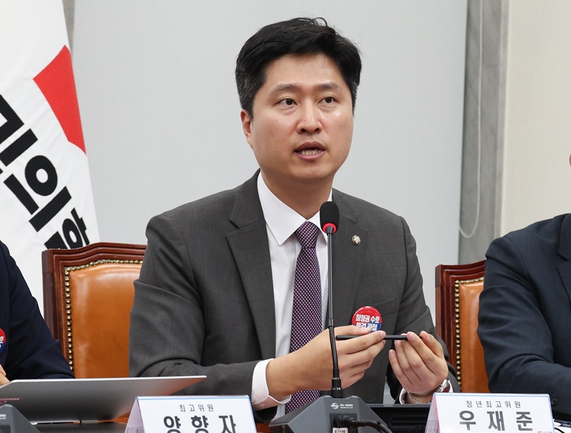 우재준 의원은 10일 국회에서 열린 최고위원회의에서 “한동훈 의원이 청문위원으로 들어가는 방법은 국민의힘 당적을 회복하고 국민의힘 의원으로서 들어가는 방법밖에 없다”며 “한 의원에 대한 징계를 취소 또는 적어도 청문회 기간 동안 정지해서 청문위원으로 넣어줄 것을 제안한다”고 말했다. / 뉴시스