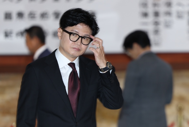 한동훈 의원 입장에서도 당장 복당이 절실한 상황인지 미지수다. ‘김승원 저격수’를 자처하며 보수 진영에서 정치적 존재감과 입지를 키우고 있는 만큼, 당분간 무소속 신분으로 활동 반경을 넓힌 뒤 향후 복당을 모색하는 선택지도 가능하기 때문이다. / 뉴시스