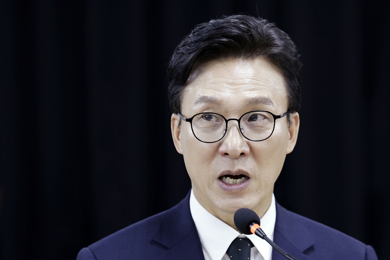 김민석 더불어민주당 대표의 수첩에 ‘서울시장 후보’라는 메모와 함께 ‘훈식’, ‘원식’, ‘청래’ 등의 이름이 적혀 있는 것이 언론 카메라에 포착되면서 논란이 불거졌다. 사진은 김 대표의 모습. / 뉴시스