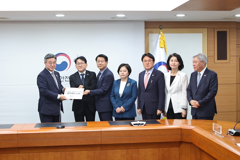 윤 장관은 이날 면담에서 향후 법안 수정 가능성을 열어두었다. / 사진=조국혁신당 제공