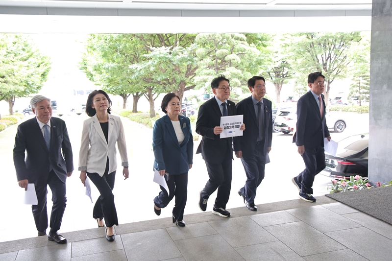  조국혁신당은 윤호중 행정안전부 장관을 찾아 수사 준칙 및 공소청 직제안의 문제점을 지적하며 항의 면담을 진행했다. / 사진=조국혁신당 제공