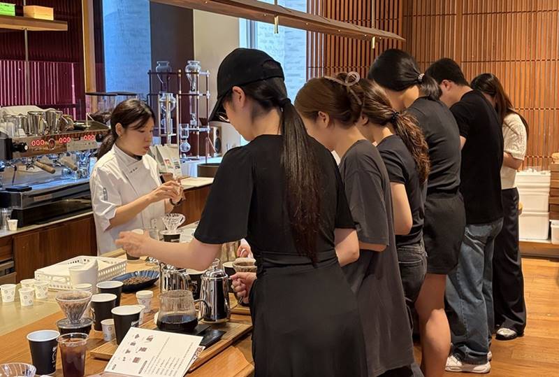 남양유업은 지난 8월 25일과 9월 8일 서울 강남구 백미당 본점에서 가족돌봄청년 13명을 대상으로 바리스타 직무 체험 교육을 진행했습니다. / 남양유업 