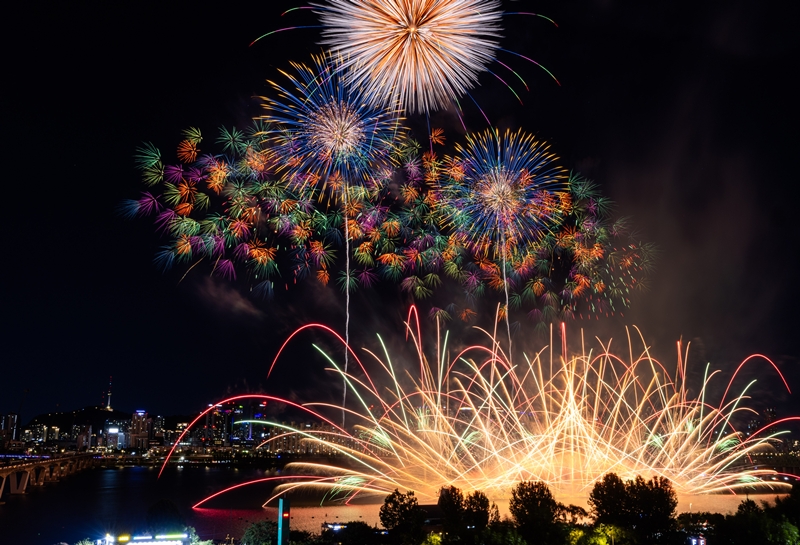 지난 5일 ‘한화와 함께하는 서울세계불꽃축제(Seoul International Fireworks Festival)’가 막을 내렸다. 매년 9~10월 사이에 개최되는 이 행사는 세계 최대 규모의 불꽃축제 중 하나로 꼽힌다. / 사진=뉴시스