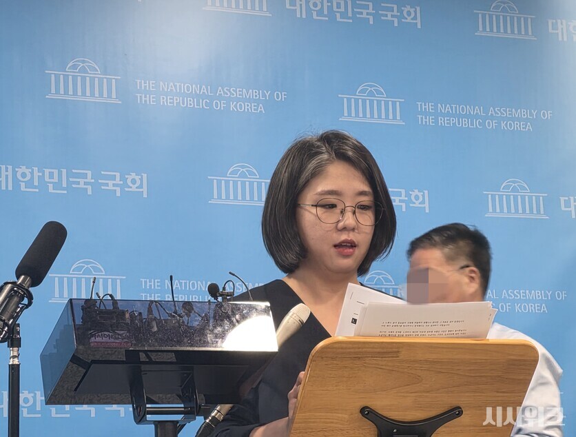용혜인 후보자가 기자들과 만나 질문을 받고 있는 모습. / 사진=김소은 기자