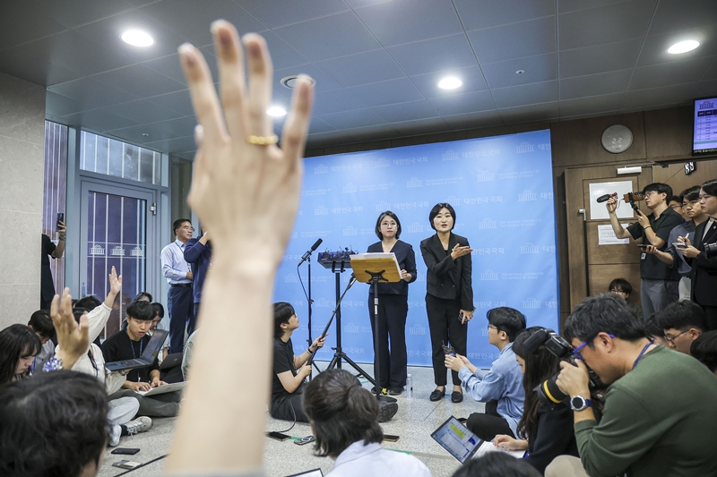 용혜인 후보자는 그동안 출근길 문답에 응하지 않고 자신과 당에 관한 의혹에 대해서는 인사청문회에서 답하겠다는 입장을 고수했지만 청문회 일정 협의가 미뤄지자 이날 직접 해명에 나섰다. / 뉴시스