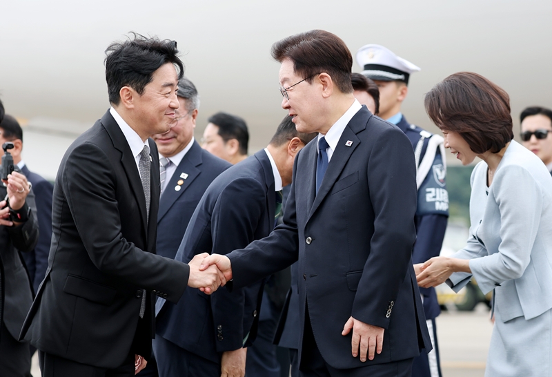 프랑스 국빈 방문을 마친 이재명 대통령이 10일 경기 성남 서울공항에 도착해 강훈식 비서실장과 인사를 하고 있다. / 뉴시스