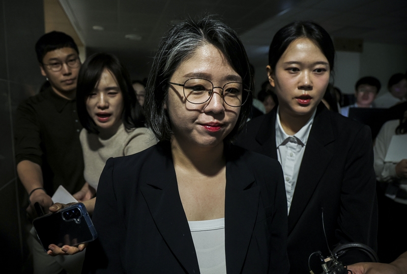 ‘장관-비례대표 의원 겸직’ 논란 등 각종 의혹에 휩싸였던 용혜인 성평등가족부 장관 후보자가 결국 물러났다. 사진은 용 후보자가 지난 13일 국회 소통관에서 장관 후보직 사퇴 기자회견을 마친 뒤 이동하며 취재진 질문을 듣고 있는 모습. / 뉴시스