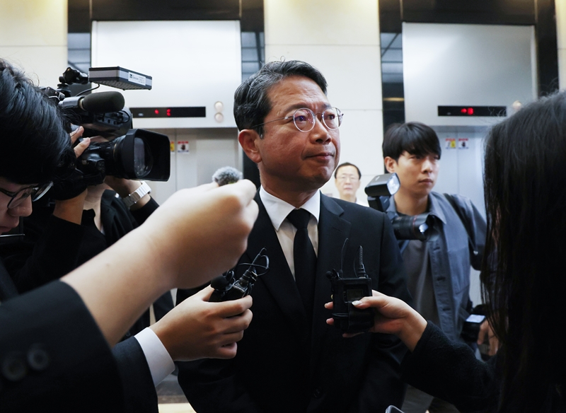 용혜인 성평등가족부 장관 후보자가 자진 사퇴하면서 이번 ‘인사청문회 정국’의 최대 쟁점은 김승원 법무부 장관 후보자가 될 전망이다. 사진은 김 후보자가 인사청문회를 하루 앞둔 14일 오전 서울 종로구에 마련된 청문회 준비사무실로 출근하며 기자들의 질문을 듣고 있는 모습. / 뉴시스