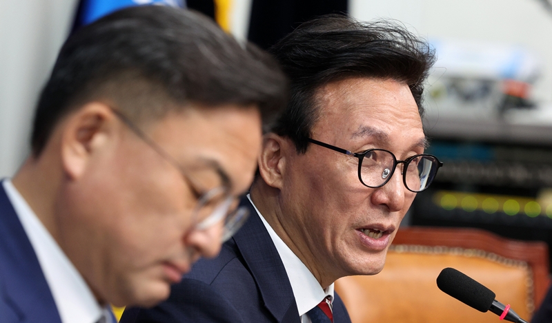 김민석 더불어민주당 대표가 지난달 24일 서울 여의도 국회에서 신장식 조국혁신당 대표를 예방하며 발언하고 있다. / 뉴시스
