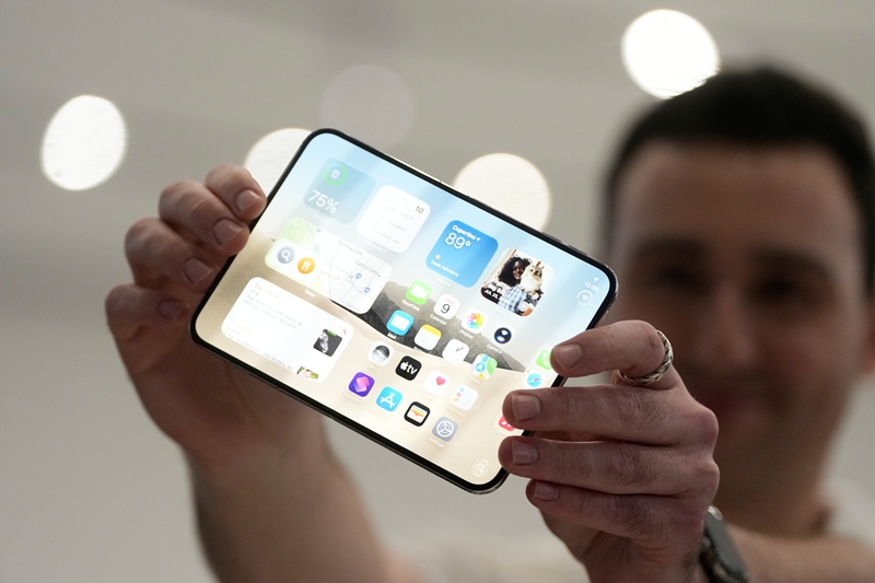  애플이 자사의 첫 폴더블폰 모델 ‘아이폰 듀오(iPhone Duo)’를 지난 9일(현지시간) 공개했다. 업계에서는 삼성전자의 폴더블폰 왕좌에 막강한 경쟁자가 나온 것으로 평가한다. 다만  아이폰 듀오의 핵심인 ‘폴더블 디스플레이’를 삼성디스플레이가 공급하는 만큼  아이폰 듀오가 많이 팔릴수록 삼성 그룹 차원에선 이익이 될 것이란 분석도 나온다. / 사진=뉴시스