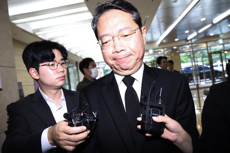 김승원 법무부 장관 후보자가 인사청문회를 하루 앞둔 14일 오전 서울 종로구에 마련된 청문회 준비사무실로 출근하며 기자들의 질문을 듣고 있다. / 뉴시스