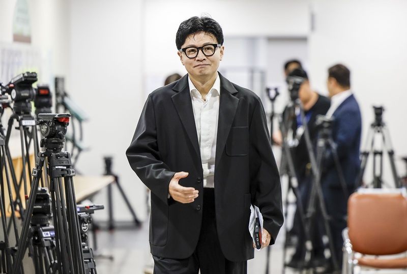 한동훈 무소속 의원이 13일 서울 여의도 국회 소통관에서 김승원 법무부 장관 후보자 관련 기자회견을 하기 위해 이동하고 있다. / 뉴시스