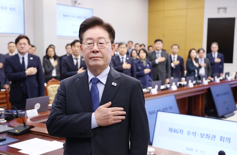 이재명 대통령이 지난 11일 청와대에서 열린 수석보좌관회의에서 국민의례를 하고 있다. / 뉴시스