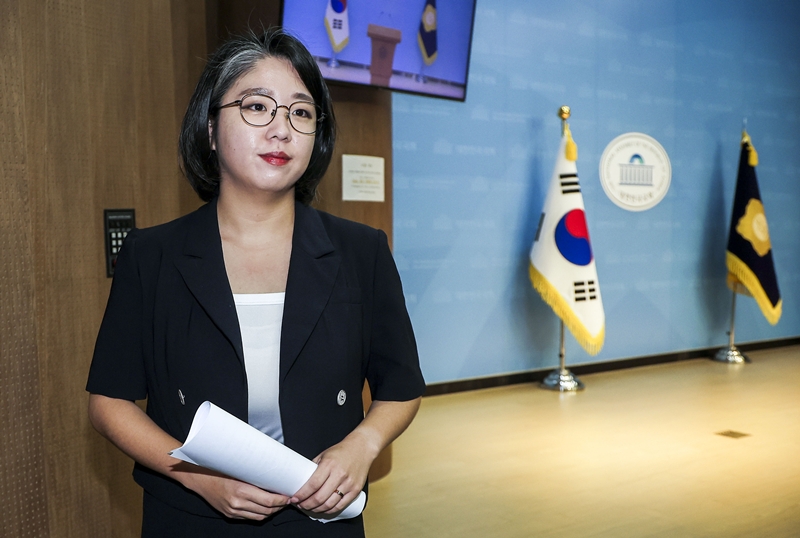 용혜인 전 성평등가족부 장관 후보자가 지난 13일 서울 여의도 국회 소통관에서 장관 후보직 사퇴 기자회견을 마친 뒤 소통관을 나서고 있다./ 뉴시스