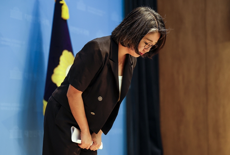용혜인 전 성평등가족부 장관 후보자가 지난 13일 서울 여의도 국회 소통관에서 장관 후보직 사퇴 기자회견을 마친 뒤 고개를 숙이고 있다. / 뉴시스