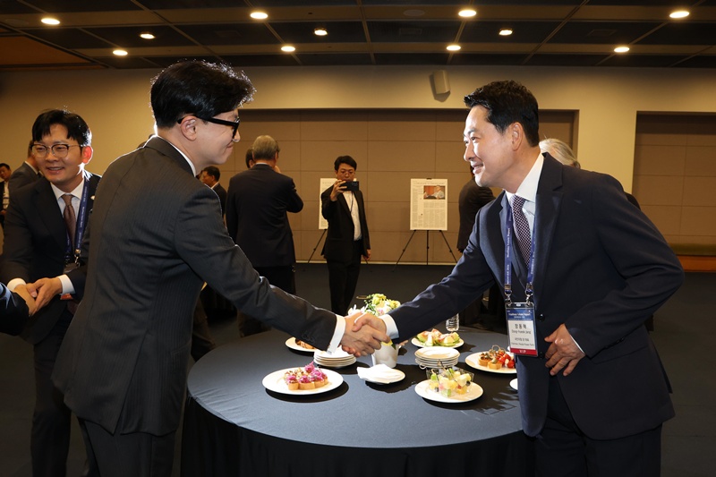 보수 진영의 대표적 ‘앙숙’으로 꼽히는 장동혁 국민의힘 대표와 한동훈 무소속 의원 사이의 기류가 묘해지고 있다. 김승원 법무부장관 후보자라는 ‘공동의 적’을 두고 정치적 이해관계가 맞물리면서다. 사진은 지난달 25일 장동혁(왼쪽) 국민의힘 대표와 한동훈 무소속 의원. / 뉴시스