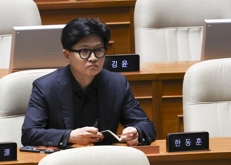 국민의힘 내부에서도 한동훈 의원과의 공조 필요성에 대해 공감하는 목소리가 나오고 있다. 4선 김태호 의원은 페이스북에 “한동훈과 함께 싸우자”고 적으며 공동 대응 필요성에 힘을 실었고, 5선 윤상현 의원은 한 라디오에서 “대여 공격의 선봉장으로 잘하고 있다”며 한 의원의 역할을 인정했다. / 뉴시스