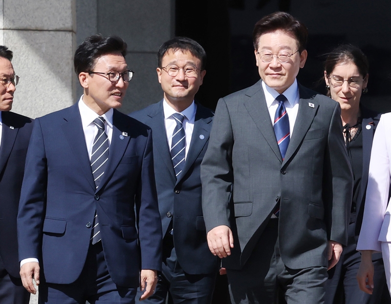 ‘지지율’이 당정의 ‘공동 숙제’로 부상한 모습이다. 사진은 이재명 대통령이 지난 6일 경기 성남 서울공항에서 공군1호기로 향하며 김민석 더불어민주당 대표와 대화를 하고 있는 모습. / 뉴시스