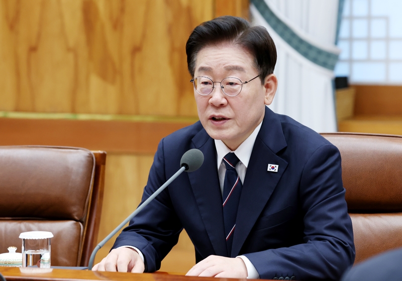 이재명 대통령의 지지율이 14일 다시 ‘최저치’를 경신했다. 사진은 이 대통령이 이날 청와대에서 열린 한-우즈베키스탄 정상회담에서 발언하고 있는 모습. / 뉴시스
